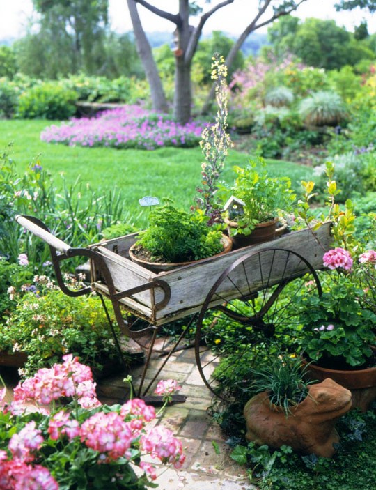 Садовая мебель и украшения для сада